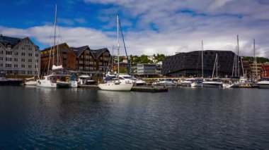 Tromso, Kuzey Norveç 'te bir marina manzarası. Tromso, nüfusu 50.000 'in üzerinde olan dünyanın en kuzeydeki şehri olarak kabul edilir..