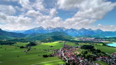 Forggensee ve Schwangau 'dan Panorama, Almanya, Bavyera. Hava FPV İHA uçuşları.