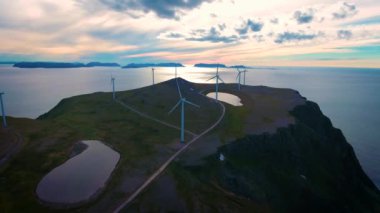 Elektrik üretimi için yel değirmenleri. Kuzey Kutup Bölgesi Havoygavelen yel değirmeni parkı, Havoysund, Kuzey Norveç Hava Görüntüleri.