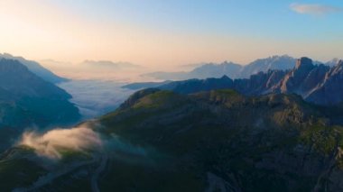 Ulusal Doğa Parkı Tre Cime Dolomites Alplerinde. İtalya 'nın güzel doğası. Gün batımında FPV İHA uçuşları