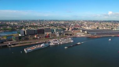 Amsterdam, Hollanda üzerindeki şehir hava manzarası. Kuşun uçuşundan görüntü