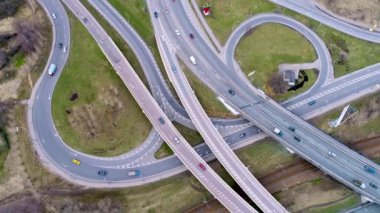 Otoyol kavşağının havadan görüntüsü. 4K (ultra yüksek çözünürlüklü (UHD)))