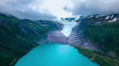 Norveç hava sahasında Svartisen Buzulu. Svartisen, Norveç 'in kuzeyinde yer alan iki buzul için kullanılan ortak bir terimdir. Buzuldaki su toplanır ve hidroelektrik üretimi için kullanılır..