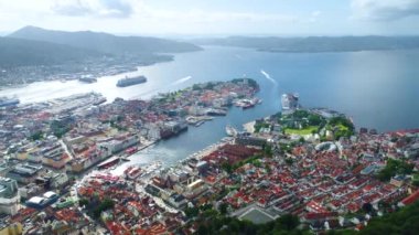 Bergen, Norveç 'in batı kıyısında Hordaland iline bağlı bir şehirdir. Bergen, Norveç 'in en büyük ikinci şehridir. Kuş uçuşu yüksekliğinden manzara. Hava FPV İHA uçuşları.