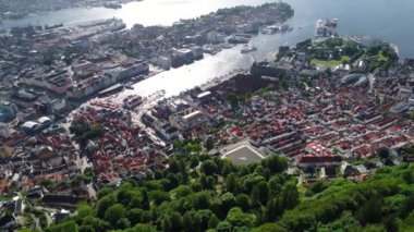 Bergen, Norveç 'in batı kıyısında Hordaland iline bağlı bir şehirdir. Bergen, Norveç 'in en büyük ikinci şehridir. Kuş uçuşu yüksekliğinden manzara. Hava FPV İHA uçuşları.