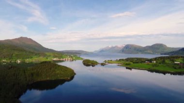 Havadan çekilen görüntüler Güzel Doğa Norveç. Hava FPV İHA uçuşları.