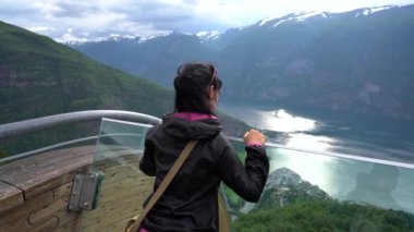 Stegastein gözcü güvertesi gözlem noktası. Flam Güzel Doğa Norveç Sognefjorden veya Sognefjorden.
