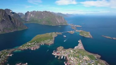 Lofoten bir adalar ilçe Nordland, Norveç içinde olduğunu. Dramatik dağlar ve tepeler, açık deniz ve korunaklı koyları, plajları ve bakir topraklar ile ayırt edici bir sahne için bilinen.