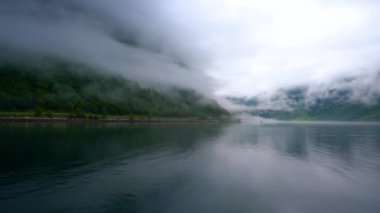 Geiranger fijord, Güzel Doğa Norveç. Storfjorden (Büyük Fiyort) 'un bir kolu olan Sunnylvsfjorden' den 15 km (9.3 mi) uzunluğunda bir daldır.).