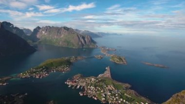 Lofoten Adaları Norveç 'in Nordland eyaletinde yer alan bir takımadalardır. Dramatik dağlar ve tepeler, açık deniz ve korunaklı körfezler, plajlar ve el değmemiş topraklarla kendine özgü bir manzarası var..