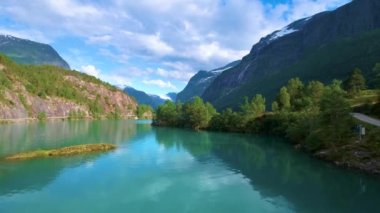 Güzel Doğa Norveç doğal manzarası. Lovatnet Gölü 'nün hava görüntüleri..