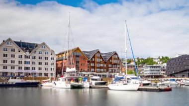Tromso, Kuzey Norveç 'te bir marina manzarası. Tromso, nüfusu 50.000 'in üzerinde olan dünyanın en kuzeydeki şehri olarak kabul edilir..