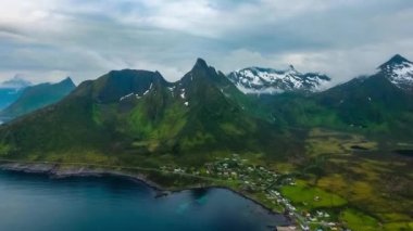 Mefjordvar, Senja adası. Güzel Doğa Norveç Doğal Arazi.