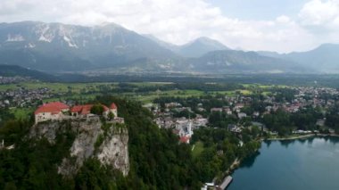 Slovenya - Aerial view tatil beldesi Bled Gölü. FPV insansız hava aracı fotoğrafçılığı. Slovenya Güzel Doğa Şatosu.