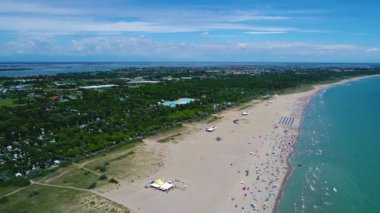 İtalya, Adriyatik Denizi sahili. Venedik yakınlarındaki denizde dinlen. Hava FPV İHA uçuşları.