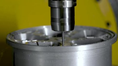 Metal işleten CNC değirmen makinesi. Metal modern işleme teknolojisi kesiliyor.