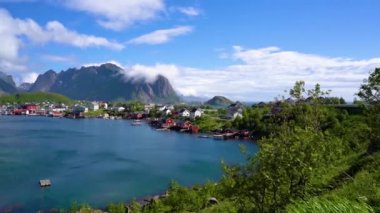 Nordland, Norveç 'teki Panorama Lofoten adaları. Dramatik dağlar ve tepeler, açık deniz ve korunaklı körfezler, plajlar ve el değmemiş topraklarla kendine özgü bir manzarası var..