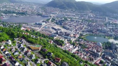Bergen, Norveç 'in batı kıyısında Hordaland iline bağlı bir şehirdir. Bergen, Norveç 'in en büyük ikinci şehridir. Kuş uçuşu yüksekliğinden manzara. Hava FPV İHA uçuşları.