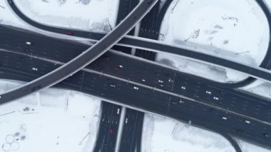 Kışın karla kaplı bir otoyol kavşağının havadan görünüşü.