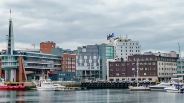 Tromso, Kuzey Norveç 'te bir marina manzarası. Tromso, nüfusu 50.000 'in üzerinde olan dünyanın en kuzeydeki şehri olarak kabul edilir..