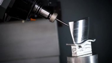 Metal işleten CNC değirmen makinesi. Metal modern işleme teknolojisi kesiliyor.