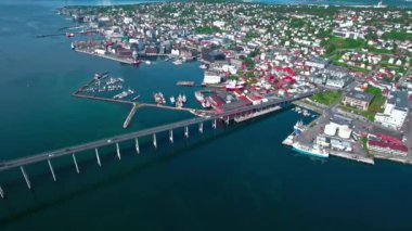 Tromso Köprüsü, Norveç hava fotoğrafçılığından hava görüntüleri. Tromso, nüfusu 50.000 'in üzerinde olan dünyanın en kuzeydeki şehri olarak kabul edilir..