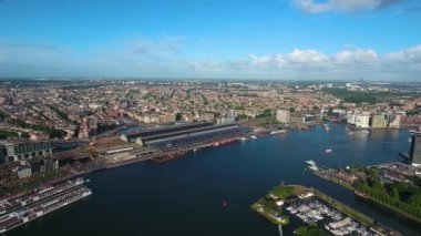 Amsterdam, Hollanda üzerindeki şehir hava manzarası. Kuşun uçuşundan görüntü