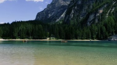 Dolomitlerdeki Lago di Braies Gölü, İtalya Alpleri
