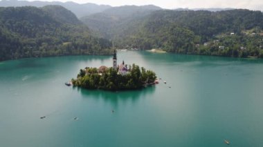 Slovenya - Aerial view tatil beldesi Bled Gölü. FPV insansız hava aracı fotoğrafçılığı. Slovenya Güzel Doğa Şatosu.