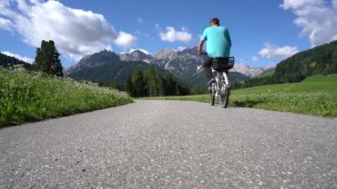 İtalyan Dolomites Alpleri 'nde bisiklete binen adam.