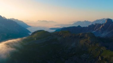 Ulusal Doğa Parkı Tre Cime Dolomites Alplerinde. İtalya 'nın güzel doğası. Gün batımında FPV İHA uçuşları