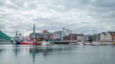 Tromso, Kuzey Norveç 'te bir marina manzarası. Tromso, nüfusu 50.000 'in üzerinde olan dünyanın en kuzeydeki şehri olarak kabul edilir..