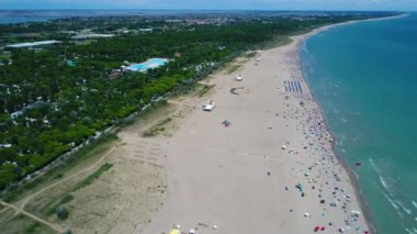 İtalya, Adriyatik Denizi sahili. Venedik yakınlarındaki denizde dinlen. Hava FPV İHA uçuşları.