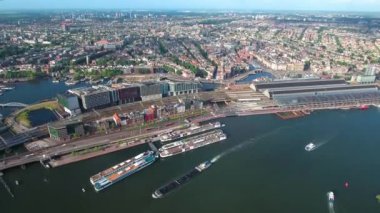 Amsterdam, Hollanda üzerindeki şehir hava manzarası. Kuşun uçuşundan görüntü