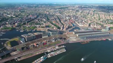 Amsterdam, Hollanda üzerindeki şehir hava manzarası. Kuşun uçuşundan görüntü