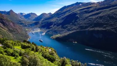 Geiranger Fiyort, Güzel Doğa Norveç Hava Görüntüleri. Storfjorden (Büyük Fiyort) 'un bir kolu olan Sunnylvsfjorden' den 15 km (9.3 mi) uzunluğunda bir daldır.).