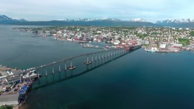 Tromso Köprüsü, Norveç hava fotoğrafçılığından hava görüntüleri. Tromso, nüfusu 50.000 'in üzerinde olan dünyanın en kuzeydeki şehri olarak kabul edilir..