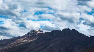 Zaman, yüksek dağ manzarasını hızlandırır. Spiti Vadisi, Himachal Pradesh, Hindistan