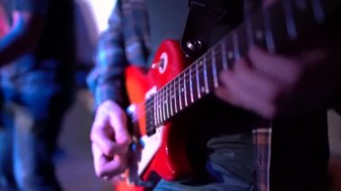 Orkestra sahnede, rock müzik konserinde