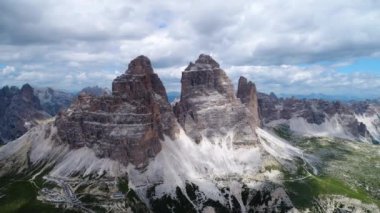 Ulusal Doğa Parkı Tre Cime Dolomites Alplerinde. İtalya 'nın güzel doğası. Gün batımında FPV İHA uçuşları