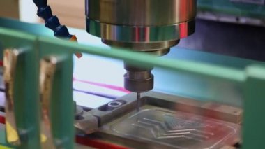 Metal işleten CNC değirmen makinesi. Metal modern işleme teknolojisi kesiliyor.