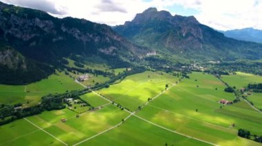Forggensee ve Schwangau 'dan Panorama, Almanya, Bavyera. Hava FPV İHA uçuşları.