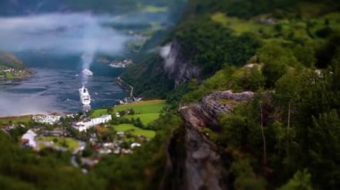 Tilt shift lensi - Geiranger fiyortu, Güzel Doğa Norveç. Storfjorden (Büyük Fiyort) 'un bir kolu olan Sunnylvsfjorden' den 15 km (9.3 mi) uzunluğunda bir daldır.).