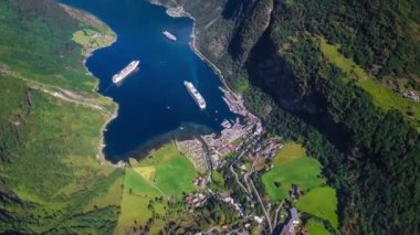 Geiranger Fiyort, Güzel Doğa Norveç Hava Görüntüleri. Storfjorden (Büyük Fiyort) 'un bir kolu olan Sunnylvsfjorden' den 15 km (9.3 mi) uzunluğunda bir daldır.).