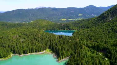 Lago di Fusine Gölü İtalya Alpleri. Hava FPV İHA uçuşları.