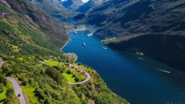 Geiranger Fiyort, Güzel Doğa Norveç Hava Görüntüleri. Storfjorden (Büyük Fiyort) 'un bir kolu olan Sunnylvsfjorden' den 15 km (9.3 mi) uzunluğunda bir daldır.).