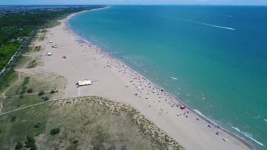 İtalya, Adriyatik Denizi sahili. Venedik yakınlarındaki denizde dinlen. Hava FPV İHA uçuşları.