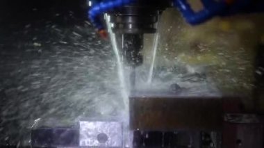 Metal işleten CNC değirmen makinesi. Metal modern işleme teknolojisi kesiliyor. Yavaş çekim 120 fps