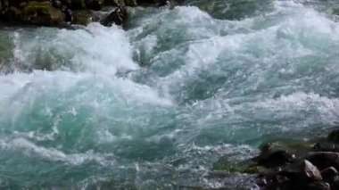 Dağ nehri suyu yavaş çekimde kapanır.