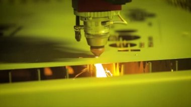 CNC Lazer yavaş çekimde metali kesiyor, modern endüstriyel teknoloji.